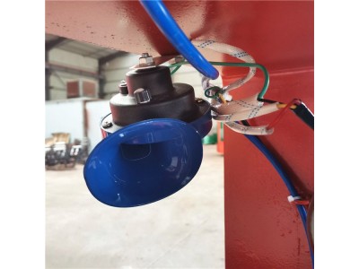 8吨矿用电机车 8吨2.5吨矿用电机车可拉30辆矿车图1