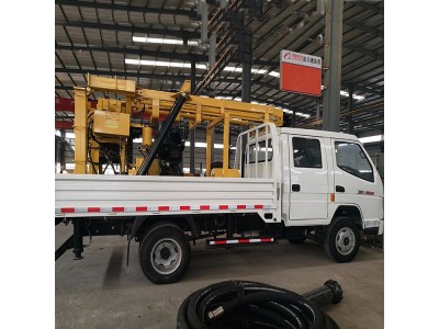 XYC-3 全液压车载水井钻机橡胶履带钻机塔架液压起落式钻机图1