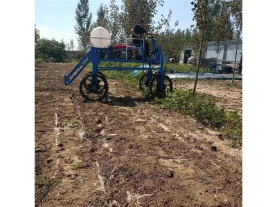 自走式四轮的打药机 小麦玉米 液压升降15马力轮距可调图1